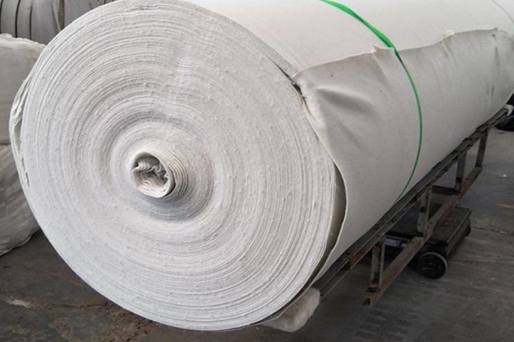 A close-up diagram showing the random fiber structure of a needle-punched nonwoven geotextile