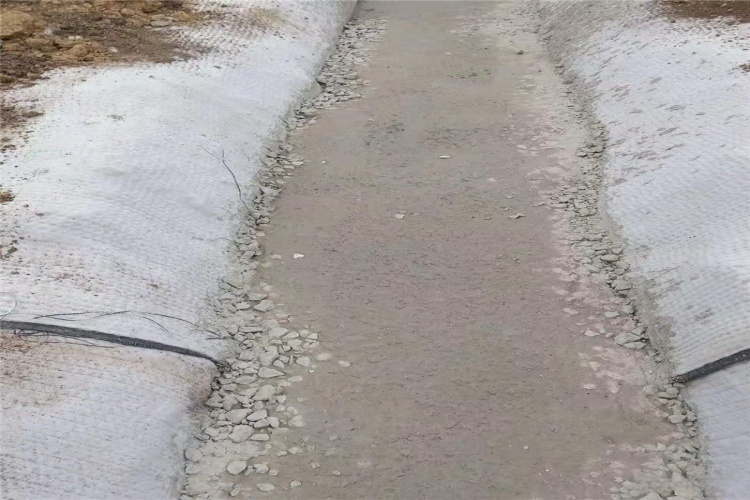 Comparative images showing a GCL laid on a smooth clay base versus a rocky, irregular subgrade