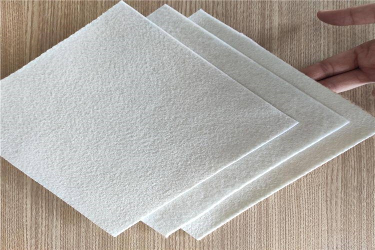 An animated diagram showing large soil particles being blocked by the geotextile pores while smaller water molecules flow through easily