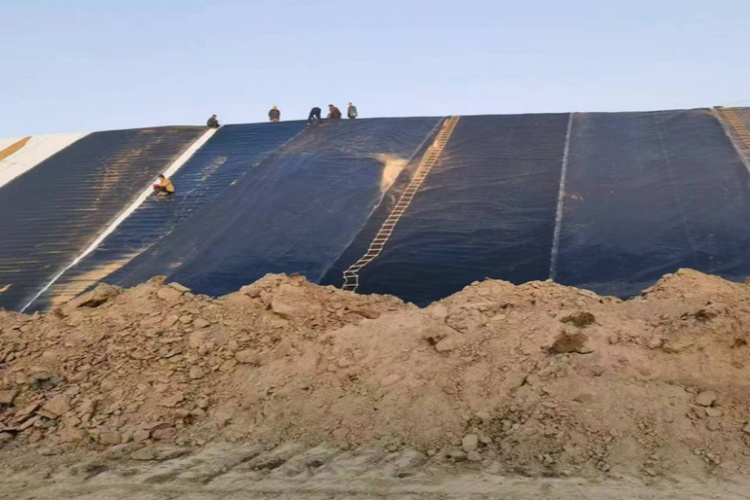 Как геотекстиль защищает от проколов и истирания?