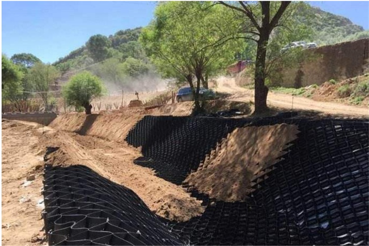 Side-by-side images showing a rutted unpaved road on soft soil versus a stable geocell-reinforced road under the same conditions