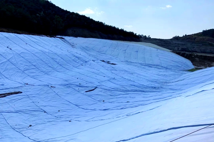 Two clear illustrations: one of a French drain with geotextile wrap, and one of a retaining wall cross-section showing the geotextile filtration layer