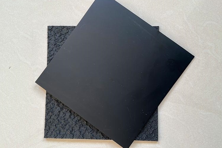 What Is the Difference Between Textured and Smooth Geomembranes?
