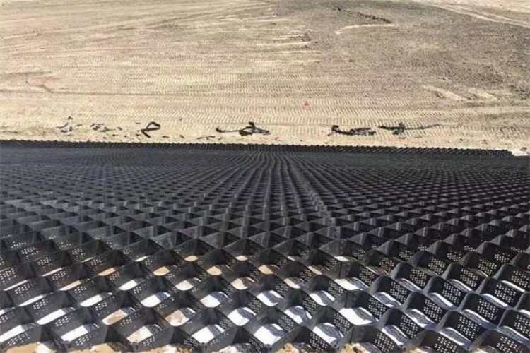 An image comparing different geocell types: tall vs. short cells, and large vs. small apertures