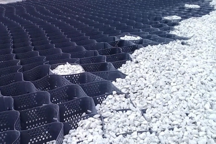 Two scenarios: a textured geocell successfully holding soil on a steep, vegetated slope, and a smooth geocell used for a flat road base