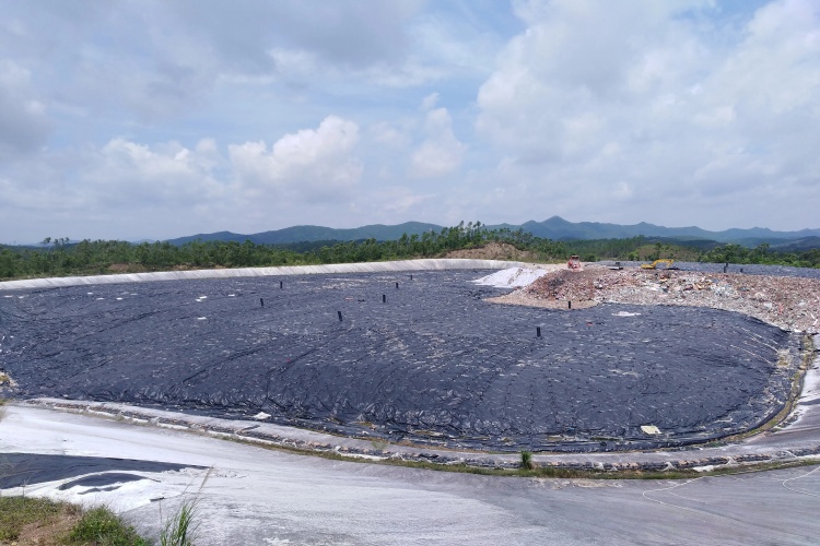 A side-by-side comparison visual showing the thick profile of a gravel layer versus the thin profile of a geocomposite venting layer