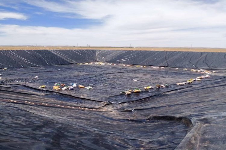 A comparison diagram showing the layers of gravel, geonet, and geocomposite systems