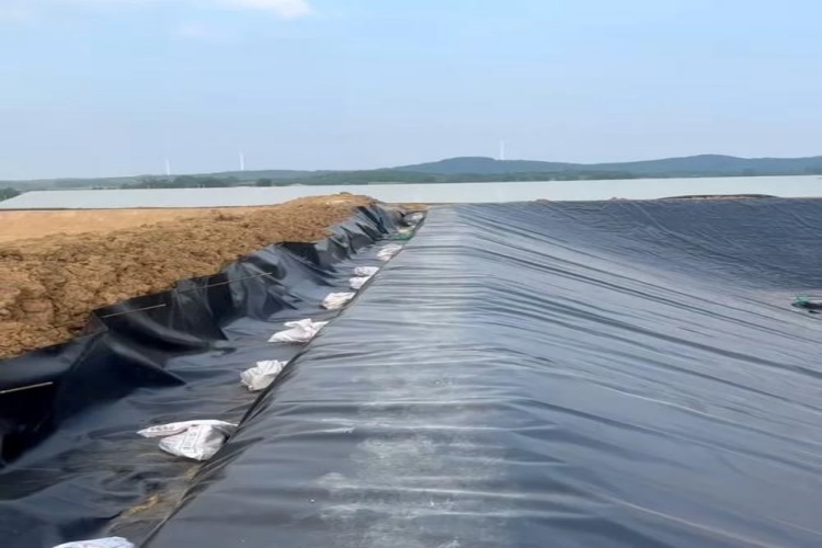 Comparison of different ballast options: sandbags, loose gravel, and water tubes on a liner