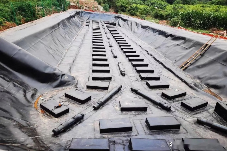 Diagram comparing a mechanical batten strip connection and a welded embedded strip connection