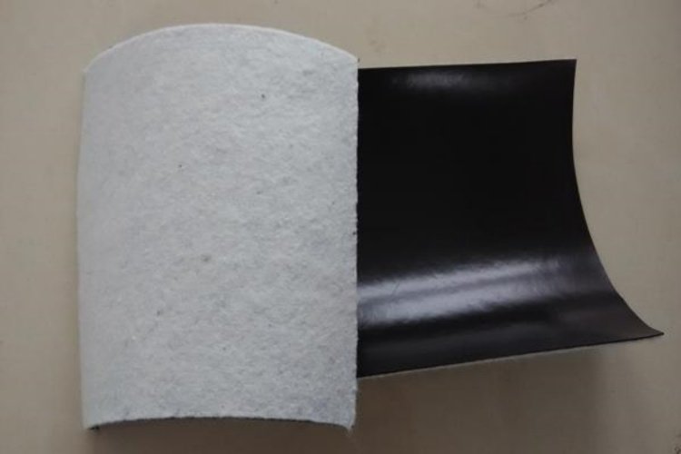 Какая сторона композитной геомембраны обращена вверх?