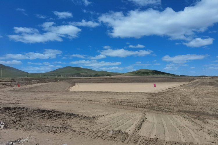 A cross-section diagram of a modern landfill with geosynthetic layers