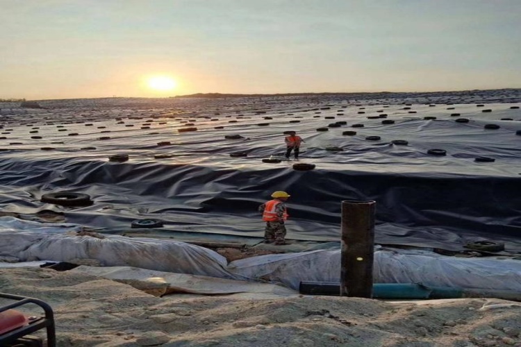 Diagram showing wind forces acting on a geomembrane over a slope