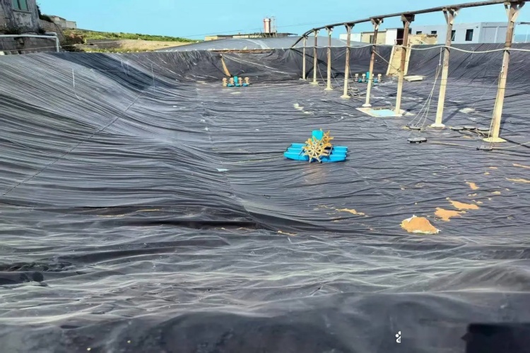 Table comparing the long-term durability of batten strips vs. embedded anchors