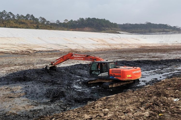 A diagram showing an electrical leak location survey being performed on a covered landfill cell