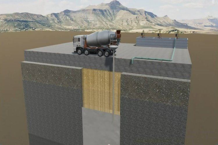 Terenski tehničar izvodi test slijeganja na novoj seriji mješavine tla i bentonita za zatrpavanje.