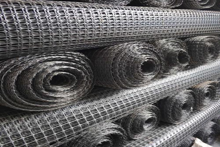A diagram illustrating the setup of a direct shear test box, used to measure the interface friction between a geogrid and a geomembrane.