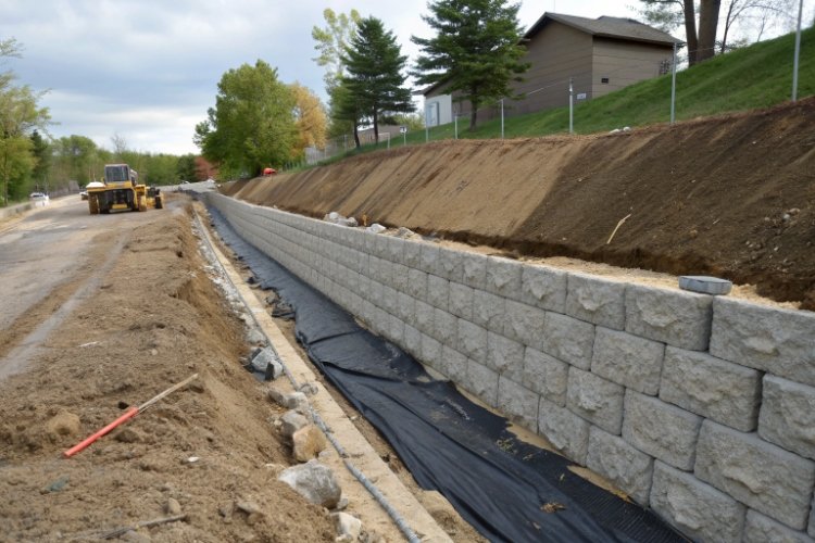 What geotextile is suitable for retaining wall applications?