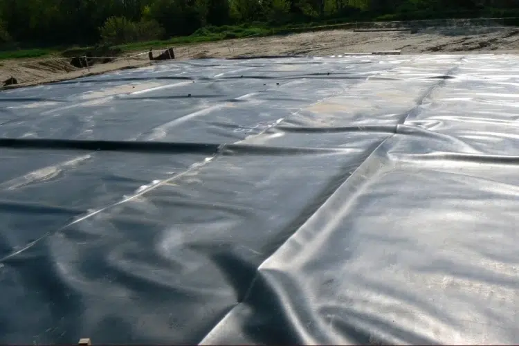 Why do HDPE liners wrinkle during installation—and how can it be prevented?