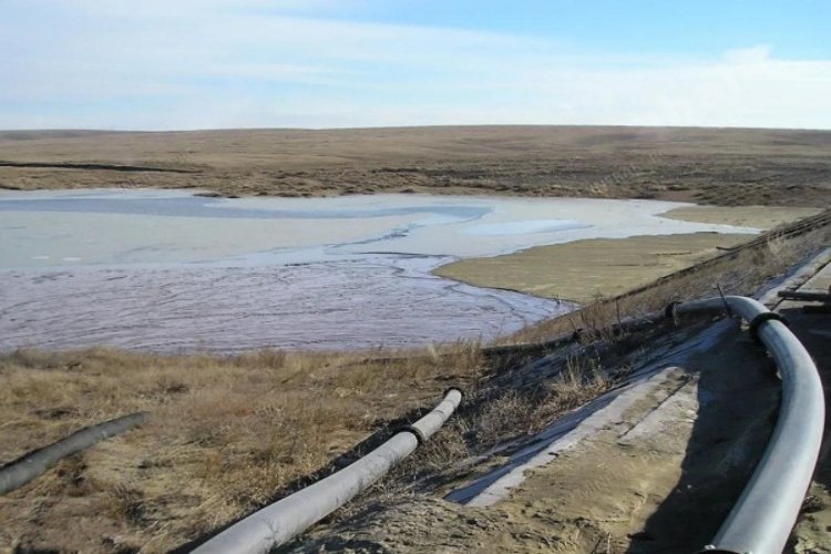 A detailed cross-section of a TSF showing the HDPE liner, underdrainage system, and decant tower for water recovery