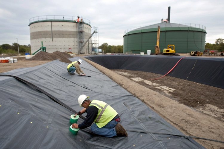 How chemically resistant are geomembranes in anaerobic digestion environments?