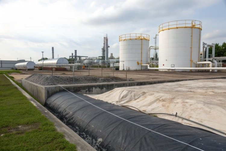 Diagram showing chemical structure of H2S and its lack of reaction with polyethylene chains