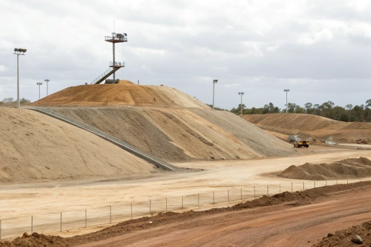 A low-profile heap leach pad for gold mining, representing an ideal condition for GCL use