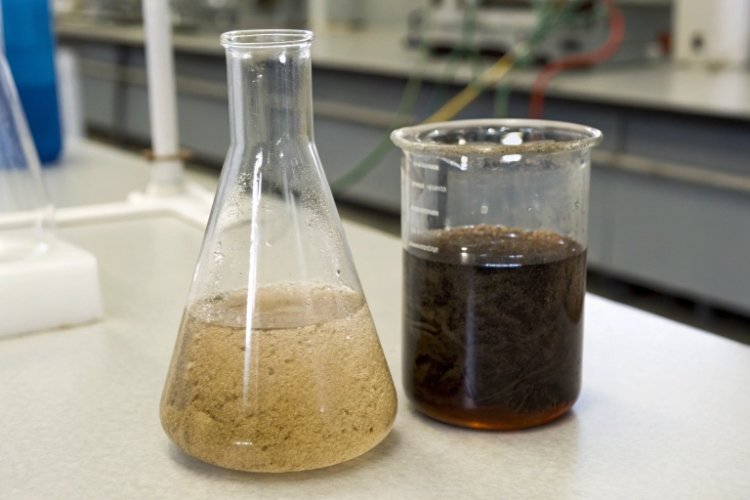 Graph showing the decline of antioxidant levels (OIT) over time in a liner