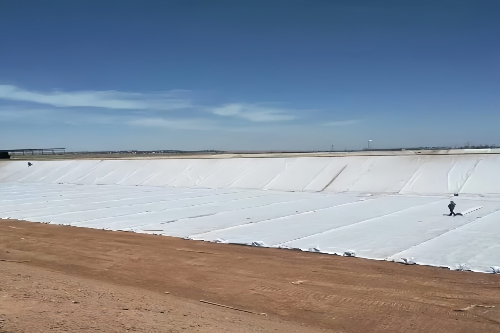 Tailings pond liner installation structure