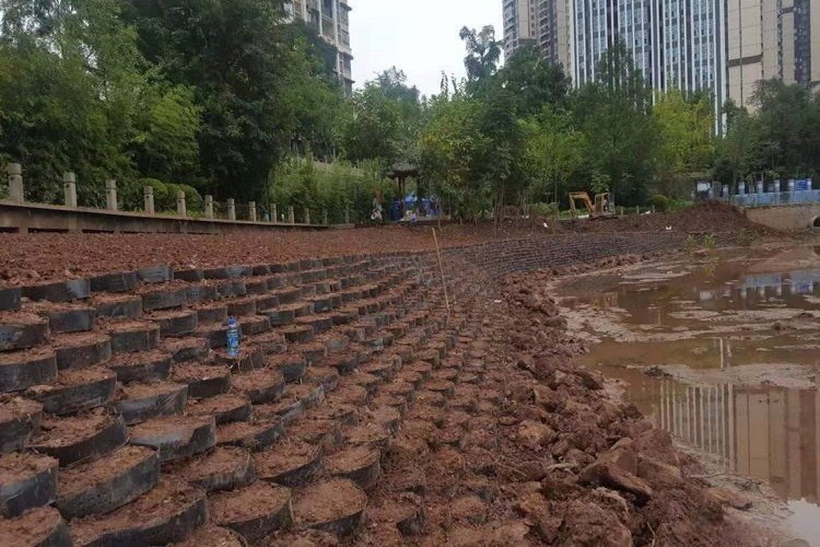 Inclinação da geocélula com lavagem do material de preenchimento