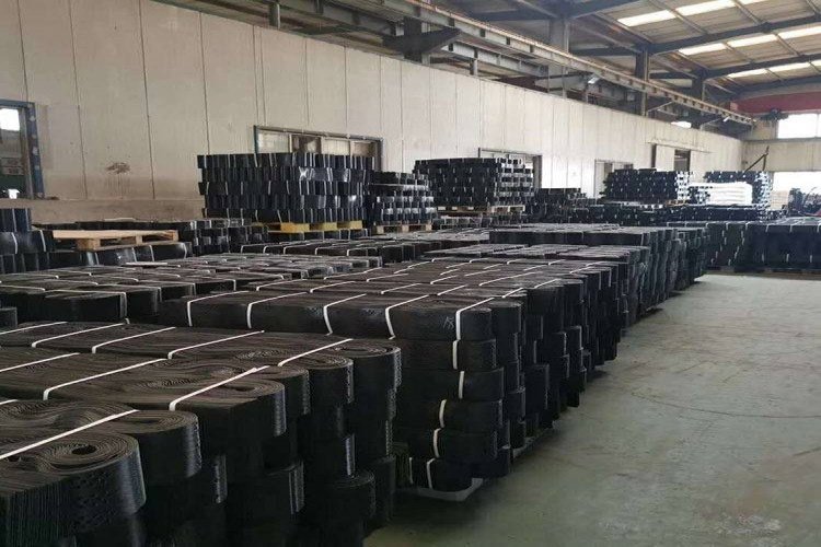 Gestapelde geocell palette gereed vir uitvoer