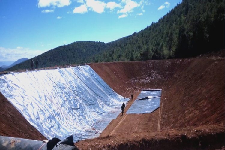 How do reservoir liners prevent long-term water loss?