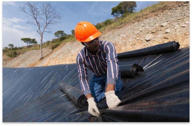 Wedge welding HDPE geomembrane in a farm reservoir