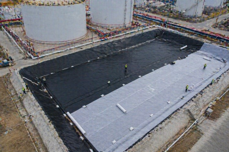 Installing a composite liner system with GCL and HDPE