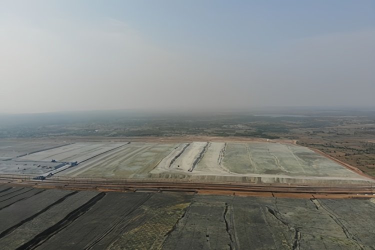 Geomembranes and drainage systems installed at an active copper bioleaching facility