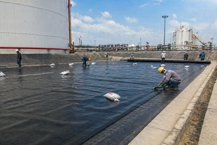 Installing a geomembrane below high-temperature chemical storage tanks